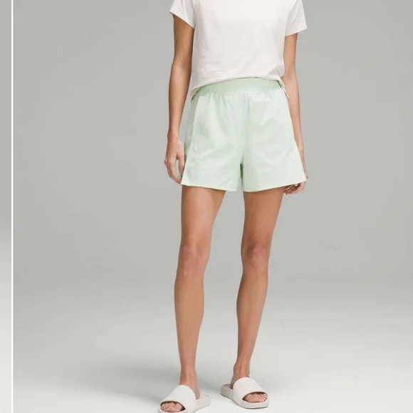 Lululemon Stretch Woven Relaxed-Fit High-Rise Short 4"
Kohlrabi Green - Picture 2 of 9